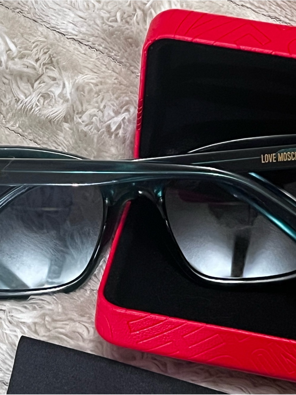 Women’s Love Moschino dark green Frame Sunglasses new without tags!
